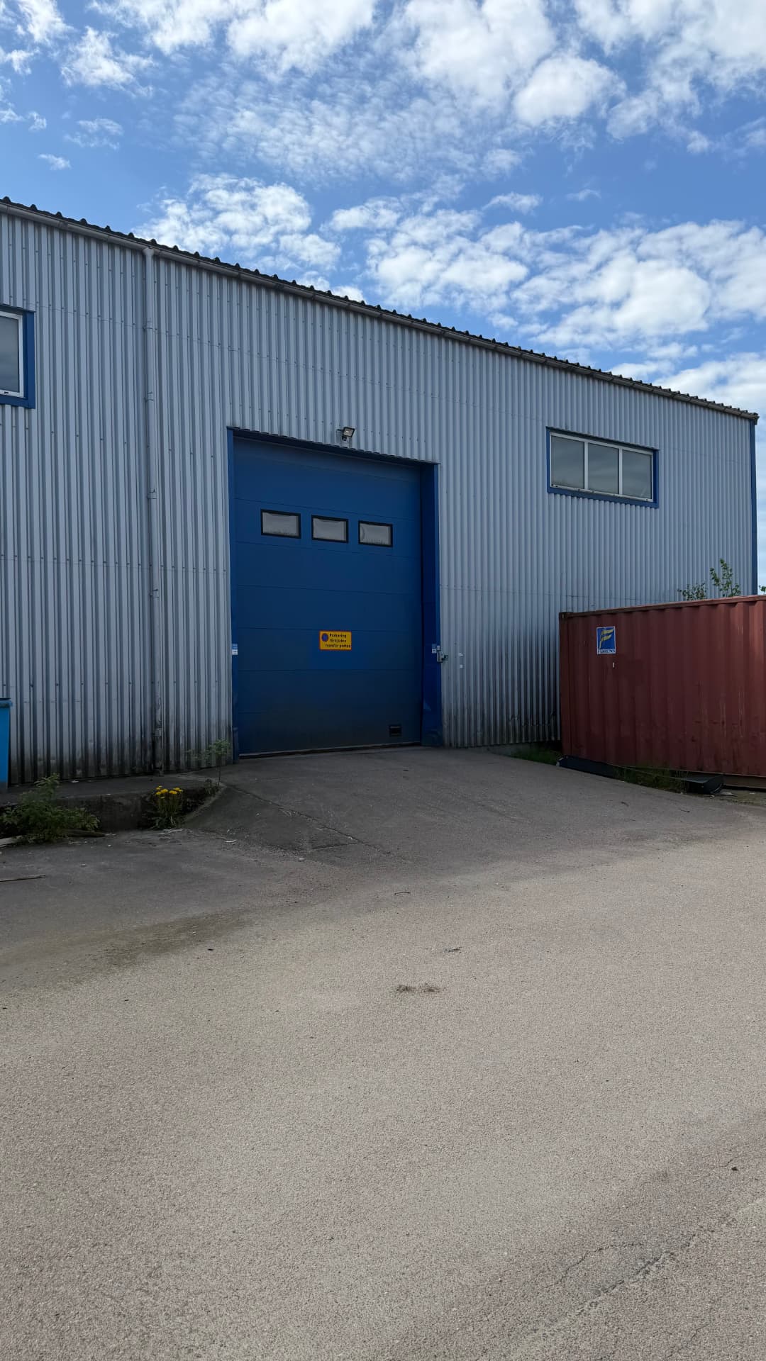 Kallagrets stängda lastport från gårdsplanen
